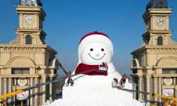 في 11 يوما فقط.. الصين تبني رجل ثلج بارتفاع 6 طوابق